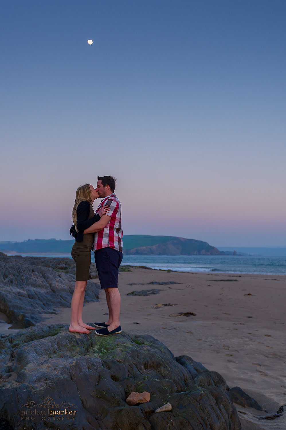 Bigbury Beach engagement session kiss